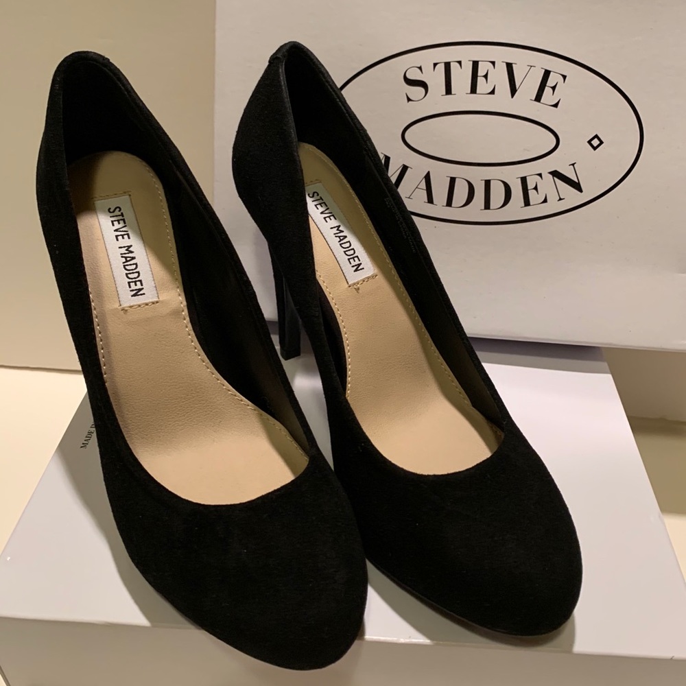 BLACK STEVE MADDEN SUEDE HEELS.